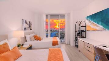 1 habitación, escritorio, tabla de planchar con plancha y cuna de viaje
