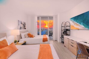 Skrivebord, strykejern/-brett, reiseseng for barn og wi-fi