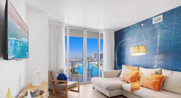 TV - Amazing Apartment with Balcony & Pool (Hallandale Beach)