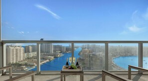 Un balcón con vistas a un paisaje urbano y un río.