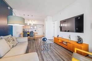 TV - Modern Apt w/ Balcony Gym + Pool (Hallandale Beach)