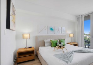 1 bedroom, iron/ironing board, travel cot, WiFi - Amazing Apt w/ Balcony + Gym & Amazing Pool (Hallandale Beach)