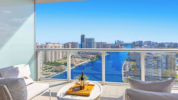 Property grounds - Amazing Apt w/Stunning View + Pool + Gym (Hallandale Beach)