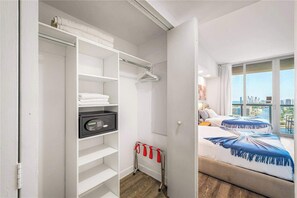 2 habitaciones, escritorio y tabla de planchar con plancha