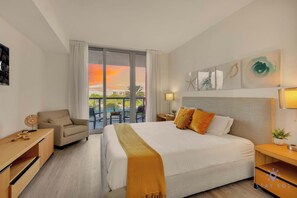 2 bedrooms, desk, iron/ironing board, travel cot - Spectacular 2BR Apt w/ Private Balcony + Pool (Hallandale Beach)