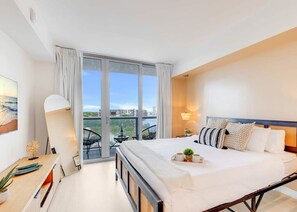 2 chambres, bureau, fer et planche à repasser, lit de bébé portatif