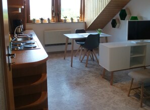 Fridge, oven, stovetop, coffee/tea maker