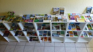 Bücherregale an einer Wand mit Büchern.