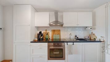 Køleskab, ovn, kogeplade, opvaskemaskine