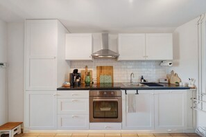 Køleskab, ovn, kogeplade, opvaskemaskine