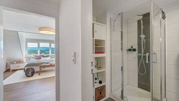 Een douche, een haardroger, handdoeken