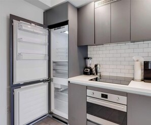 雪櫃、微波爐、焗爐、爐具