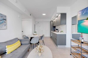 TV - Beautiful Apartment w/Private Balcony + Pool (Miami)