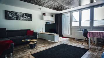 Een televisie, videogames en een tafeltennistafel