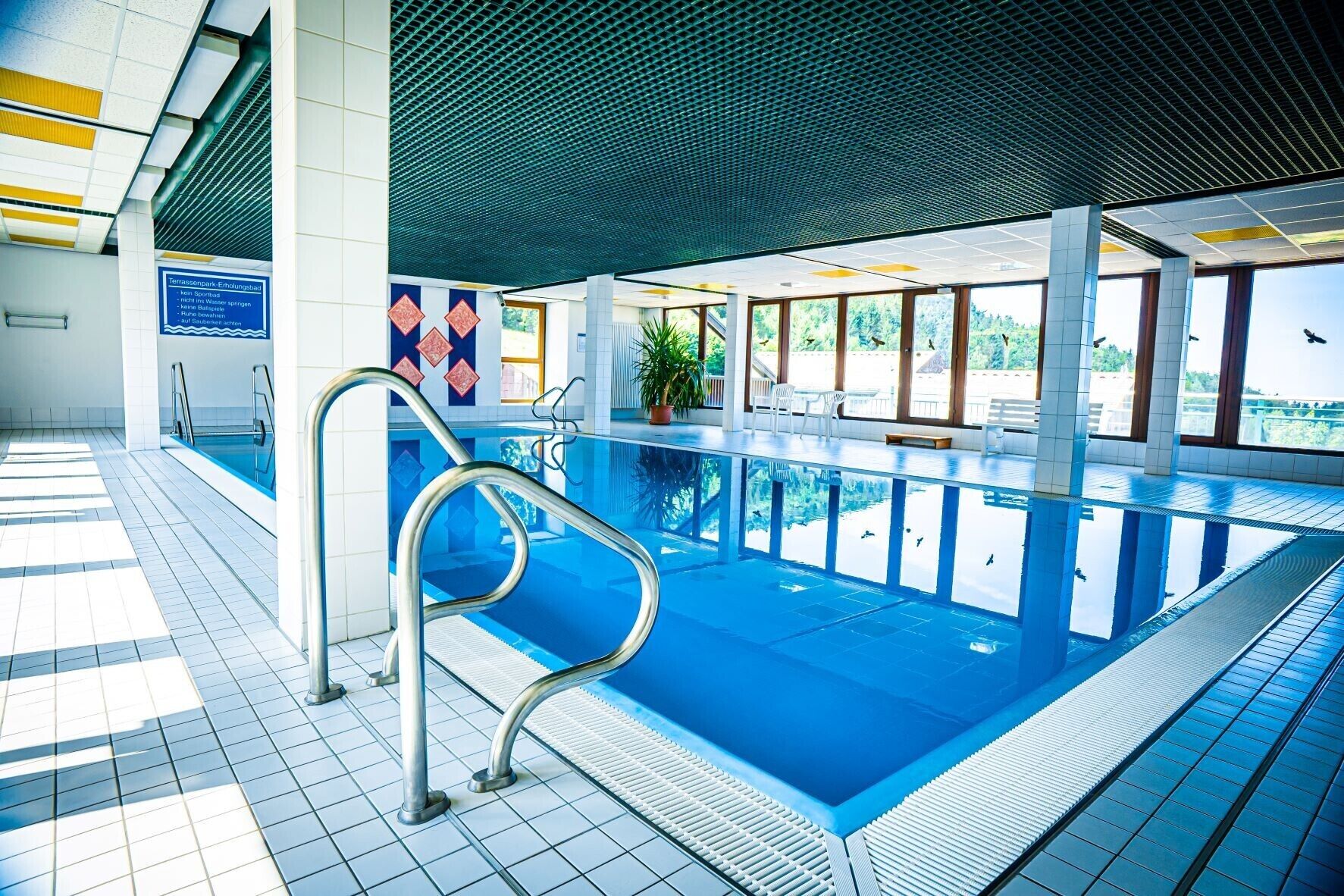 Een binnenzwembad en een verwarmd zwembad