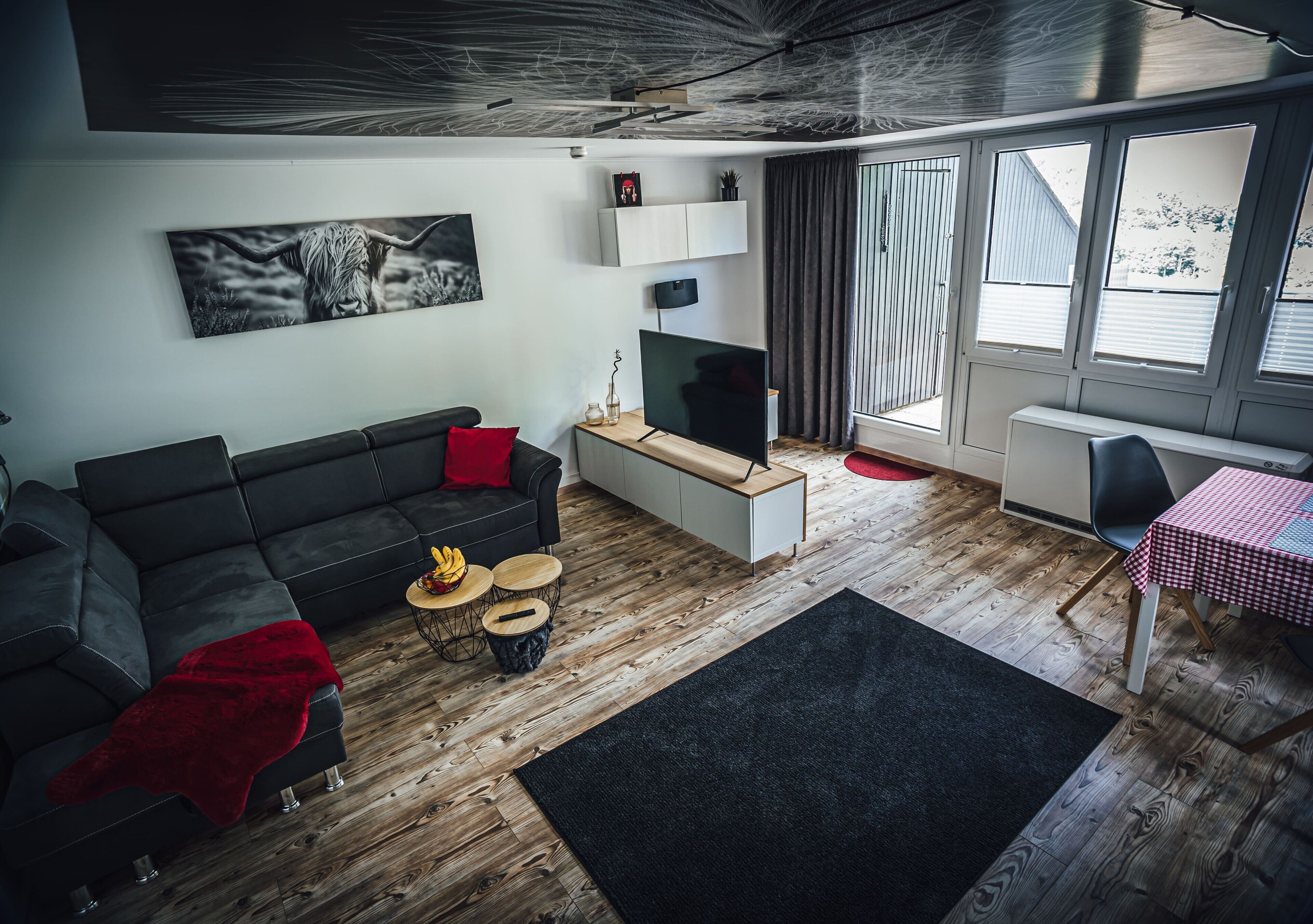 TV, videogiochi, tavolo da ping pong