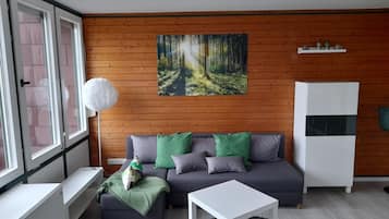 Een televisie, videogames en een tafeltennistafel