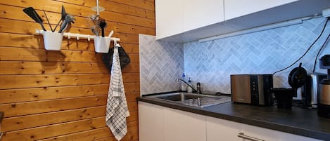 Fridge, oven, stovetop, dishwasher