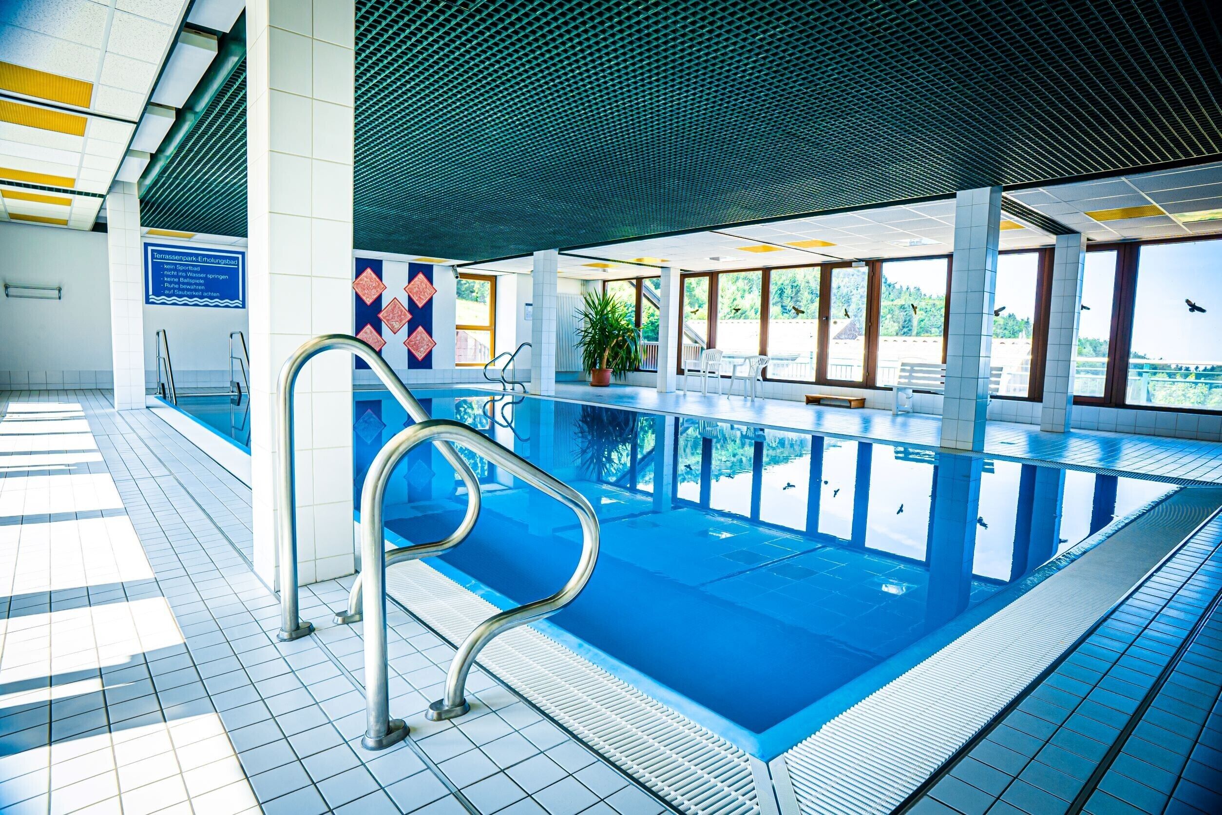 Een binnenzwembad en een verwarmd zwembad