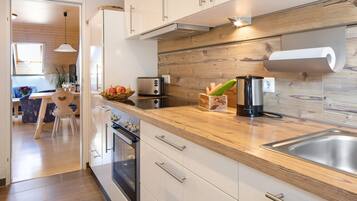 Een koelkast, een microgolfoven, een oven, een kookplaat