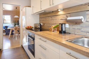 Een koelkast, een microgolfoven, een oven, een kookplaat