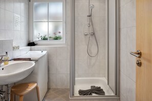 Dusche, Haartrockner, Handtücher