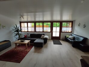 TV - Apartment 'Hegauliebe' with Private Terrace and Wi-Fi (Tengen)