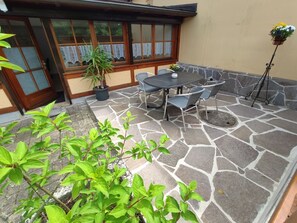 Outdoor dining - Apartment 'Hegauliebe' with Private Terrace and Wi-Fi (Tengen)