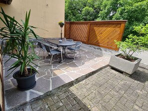 Outdoor dining - Apartment 'Hegauliebe' with Private Terrace and Wi-Fi (Tengen)