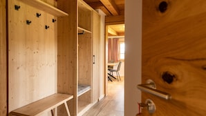 A wooden interior with a bench, a door, and a glimpse of a dining area. - Apartment 'Tannenstube' with Mountain View, Balcony and Wi-Fi (Breitnau)