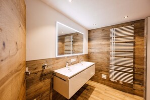 Ducha, secador de pelo y toallas