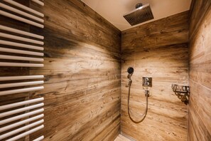Een douche, een haardroger, handdoeken