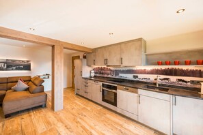 Fridge, oven, stovetop, dishwasher