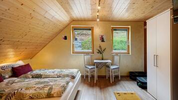 1 habitación, tabla de planchar con plancha, wifi gratis y ropa de cama