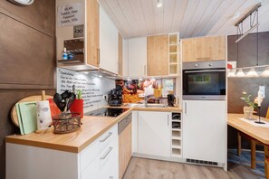 Fridge, microwave, oven, stovetop - Apartment 'Spätzle Mit Sauce' with Shared Terrace and Wi-Fi (Wolfach)
