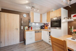 Fridge, microwave, oven, stovetop - Apartment 'Spätzle Mit Sauce' with Shared Terrace and Wi-Fi (Wolfach)