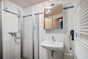 Een douche, een haardroger, handdoeken