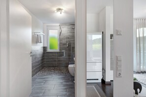 Een douche, een haardroger, handdoeken