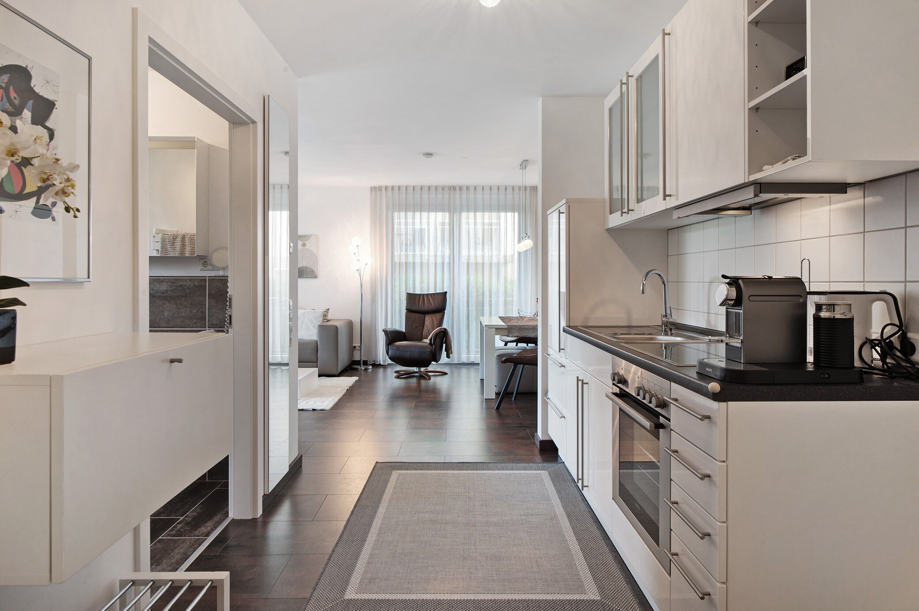 Fridge, oven, stovetop, coffee/tea maker