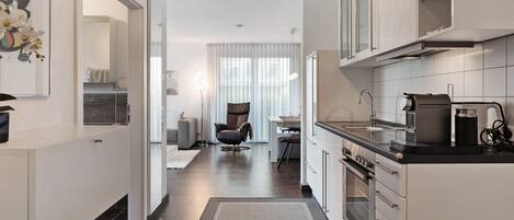 Fridge, oven, stovetop, coffee/tea maker