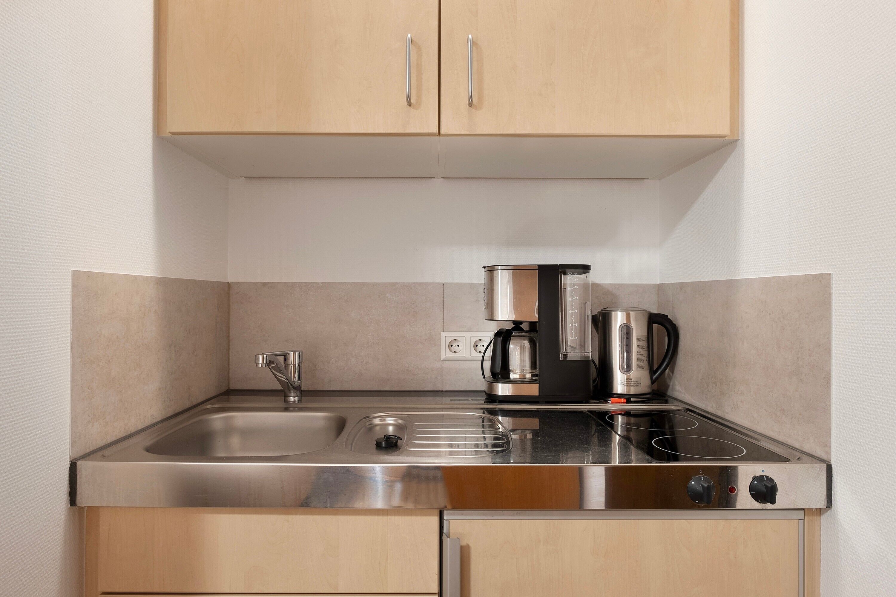 Réfrigérateur, plaque de cuisson, cafetière/bouilloire