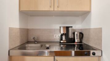 Frigorifero, piano cottura, macchina per tè/caffè, bollitore elettrico