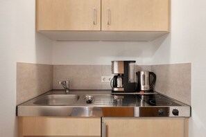 Fridge, stovetop, coffee/tea maker, electric kettle