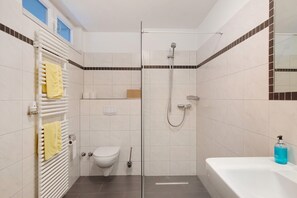 Shower, towels - Apartment '2-zimmer- Nr 1' with Balcony and Wi-Fi (Ühlingen-Birkendorf)