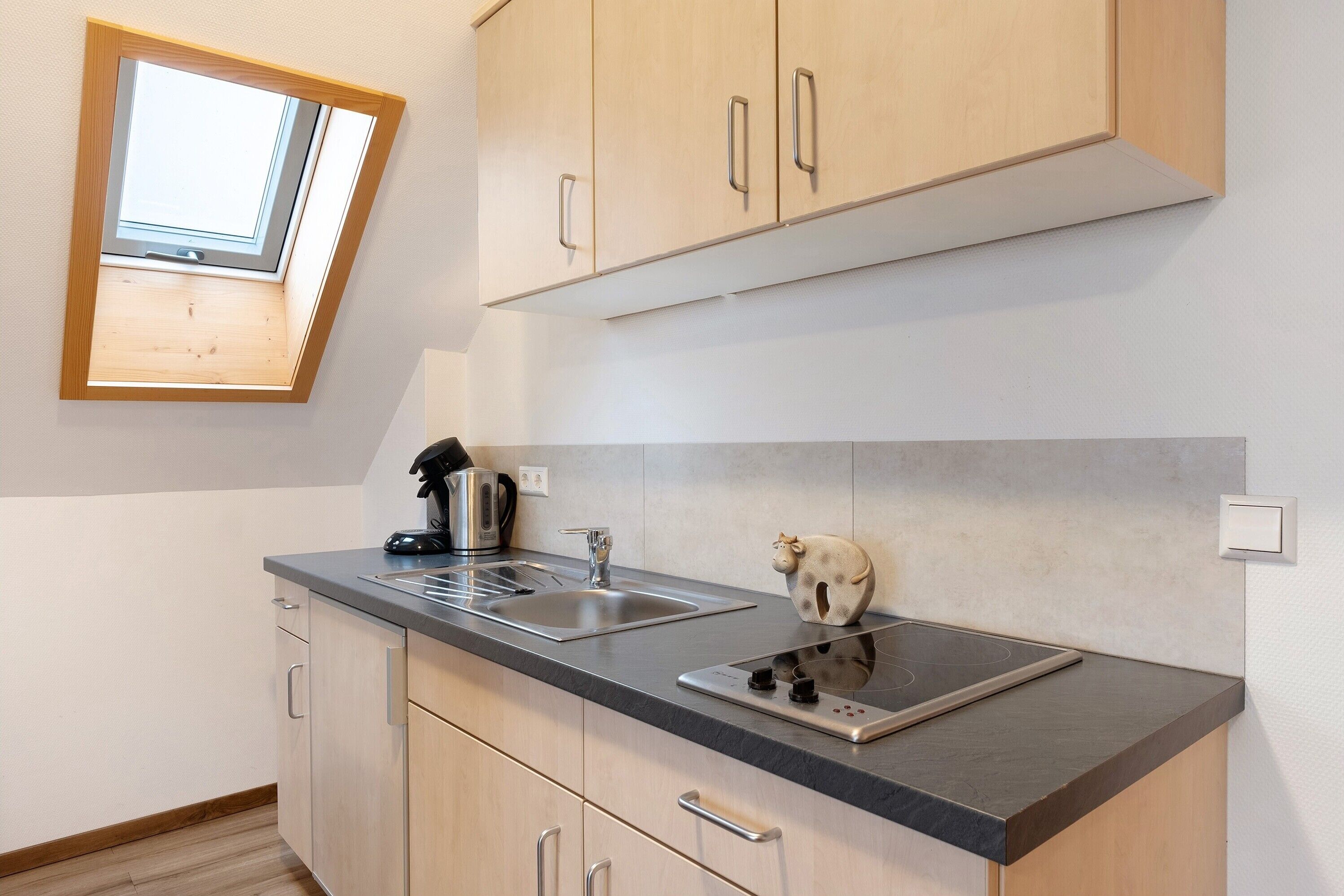 Frigorifero, piano cottura, macchina per tè/caffè, bollitore elettrico