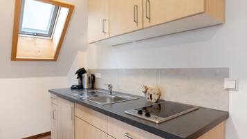 Frigorifero, piano cottura, macchina per tè/caffè, bollitore elettrico