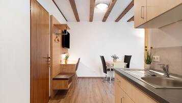 Frigorifero, piano cottura, macchina per tè/caffè, bollitore elettrico