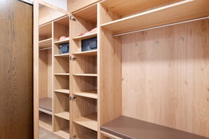 Un placard en bois doté de plusieurs étagères et d’un espace de rangement plat.