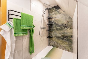 Dusche, Haartrockner, Handtücher