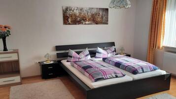 1 bedroom, iron/ironing board, WiFi (free), bed sheets